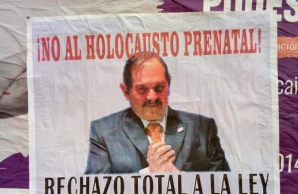 Alperovich repudió los afiches que aparecieron en Tucumán y dijo que ya tiene una decisión tomada