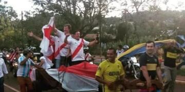 Hinchas de Boca llevan en carro a los fanáticos ganadores del superclásico\u002E