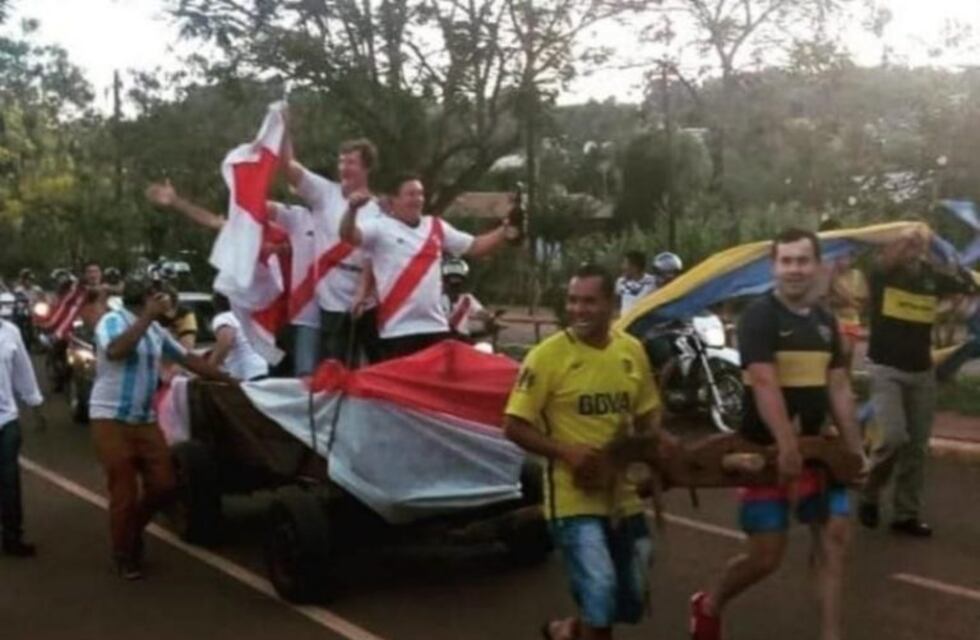 El Soberbio: hinchas de Boca pasearon en un carro a los de River