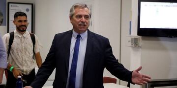 Alberto Fernández, el candidato presidencial de Argentina más votado en las primarias del pasado 11 de agosto, tras impartir una clase magistral este martes, en la Universidad Camilo José Cela\u002E Crédito: EFE/ David Fernández\u002E