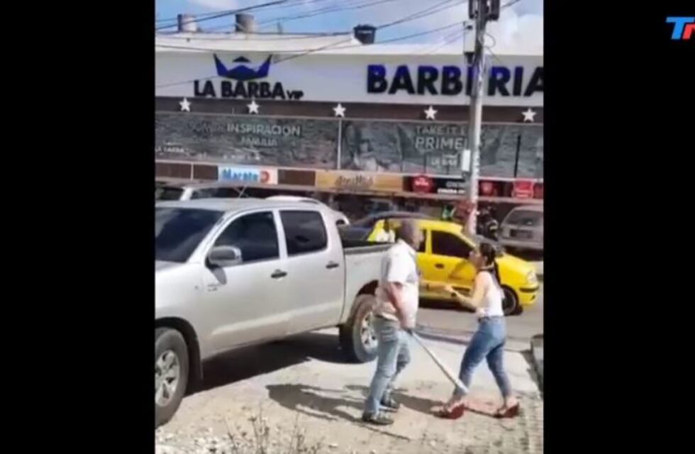 Lo pescó con su amante y agarró a palazos la camioneta de su marido