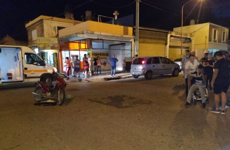 Motociclista con traumatismo de cráneo tras colisionar  con un automóvil