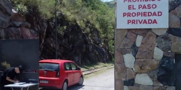 En la entrada se instaló un portón junto a un guardia de seguridad que pide documentación a quienes quieran pasar\u002E