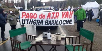 Gastronómicos realizan un paro en la ruta 40 en Dina Huapi