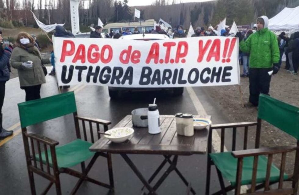 Gastronómicos realizan un paro en la ruta 40 en Dina Huapi