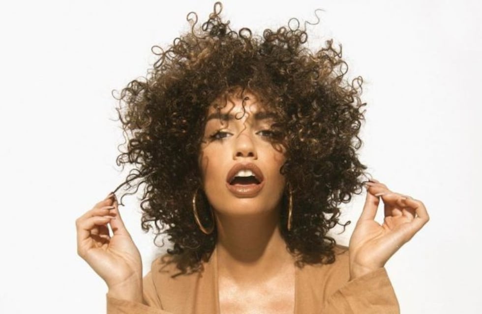 Lali Espósito se tiñó de colorado y le regaló una sensual postal a sus seguidores