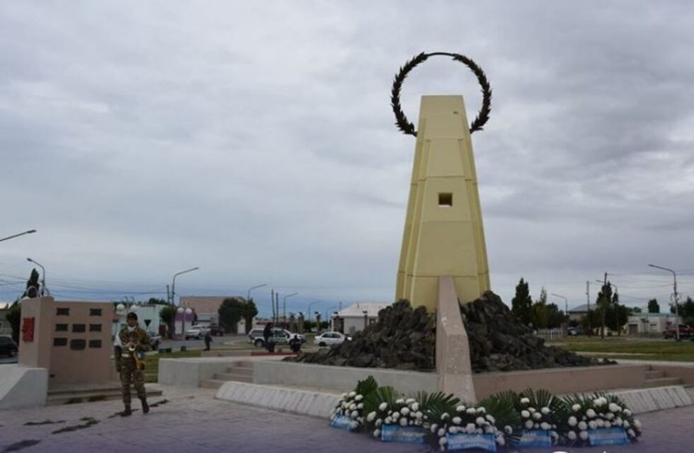2 de Abril: entrega de ofrendas en la Plaza de los Caídos