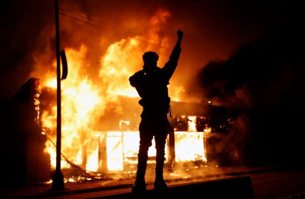 Dos muertos, saqueos, incendios y enfrentamientos en todo EEUU en protestas por el racismo policial