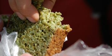 Marcha a favor de la despenalizacion de la marihuana reclamo por la despenalizacion de la tenencia para uso personalrnSANTIAGO (CHILE), 05/05/2012.- Un hombre como una torta hecha marihuana hoy, su00e1bado 5 de mayo de 2012, durante una marcha en el marco de la