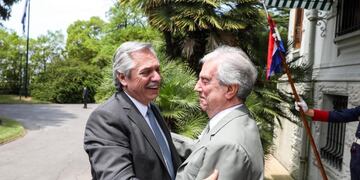 Alberto Fernández junto a Tabaré Vázquez, presidente uruguayo, en su llegada a Montevideo\u002E (Prensa Frente de Todos)
