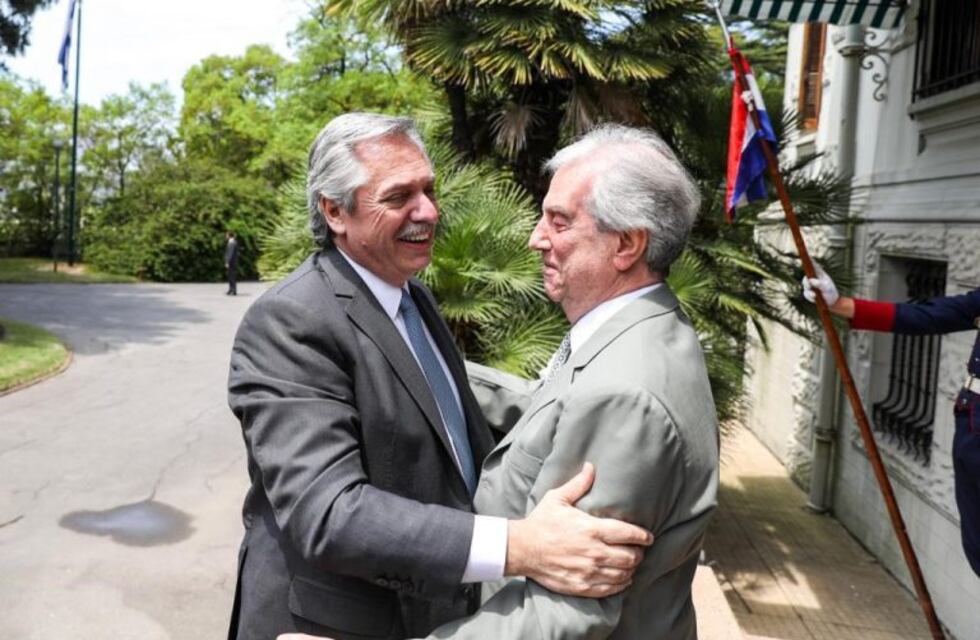 Alberto Fernández llegó a Uruguay para respaldar la candidatura de Daniel Martínez, del Frente Amplio