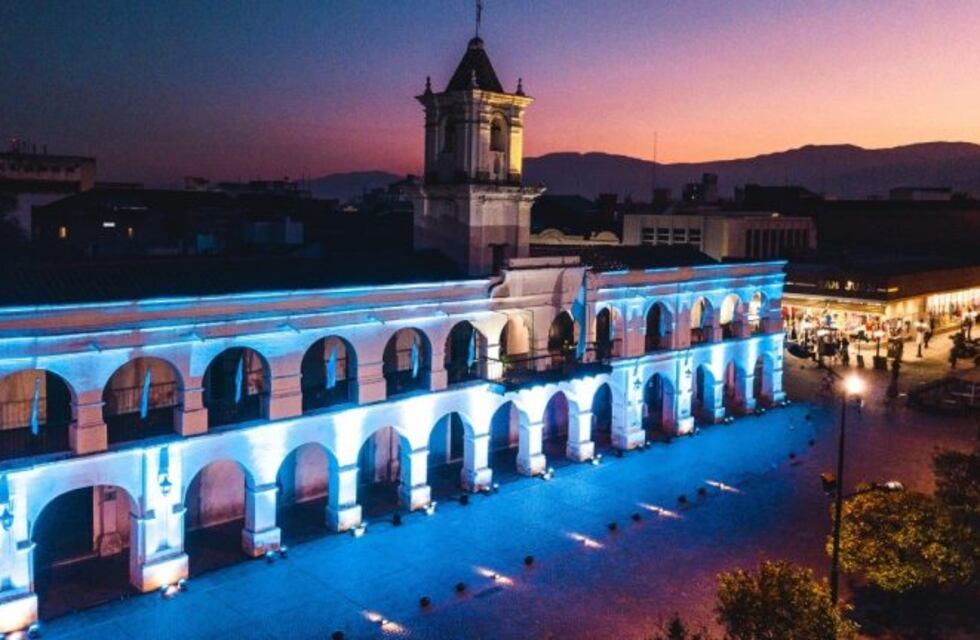 El Cabildo de Salta se iluminó de celeste y blanco en homenaje a la patria