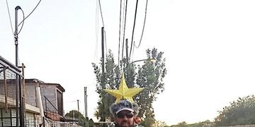 Se vistió de arbolito de Navidad\u002E