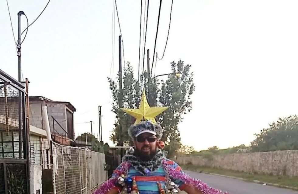 Se vistió de arbolito de Navidad para saludar a los vecinos y repartir buena onda