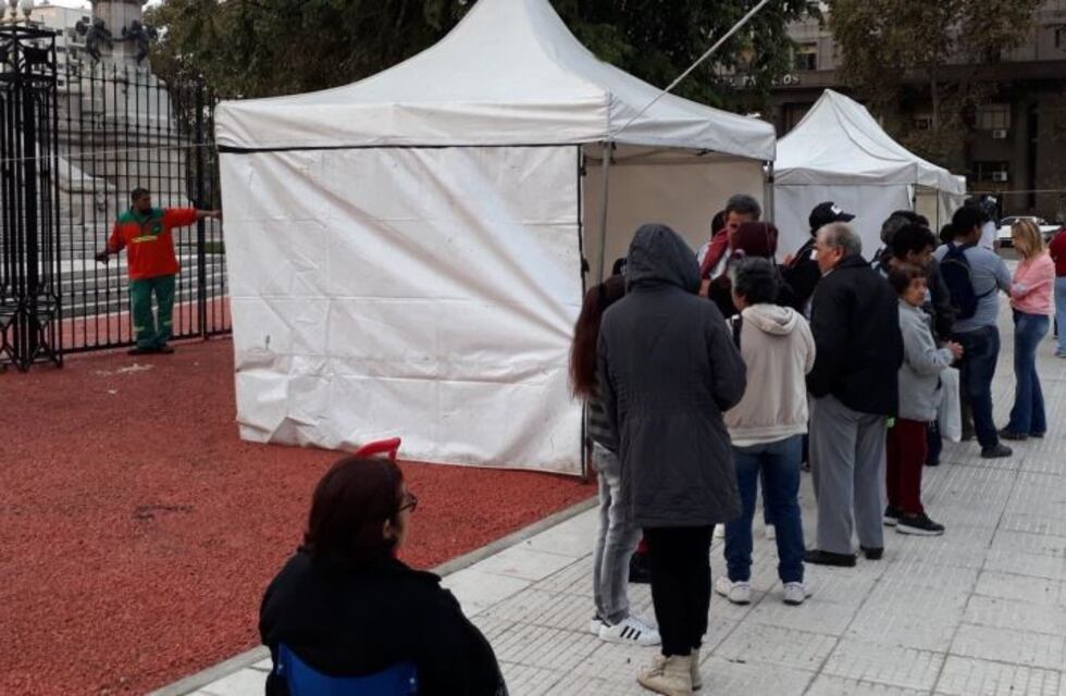 "Panazo": Repartieron 5 mil kilos de pan frente en protesta por el aumento de tarifas