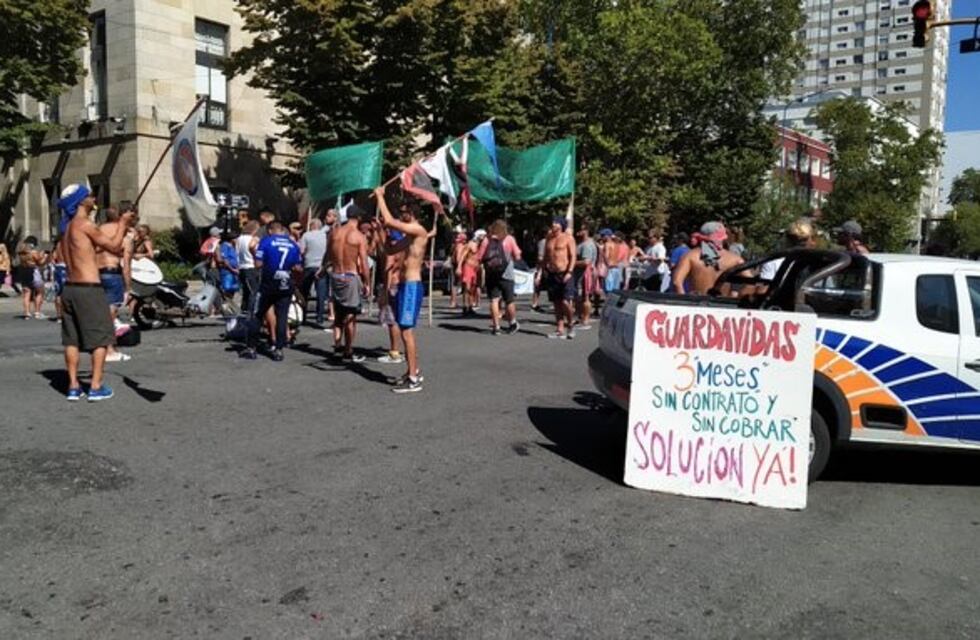 Guardavidas se manifestaron frente al Municipio en reclamo de sueldos adeudados
