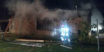 El incendio se produjo en un galpu00f3n que era utilizado para guardar herramientas y vehu00edculos en Tunuyu00e1n.