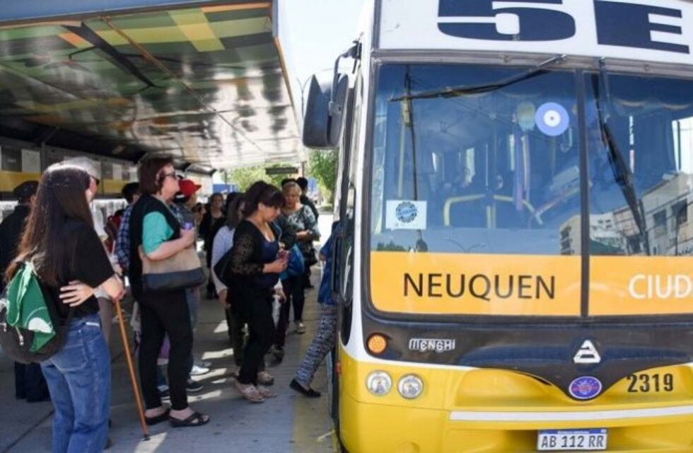 Cuáles son los incrementos en el transporte y estacionamiento en Neuquén