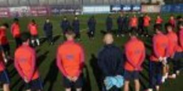 El plantel del Barcelona haciendo un minuto de silencio por las vu00edctimas.