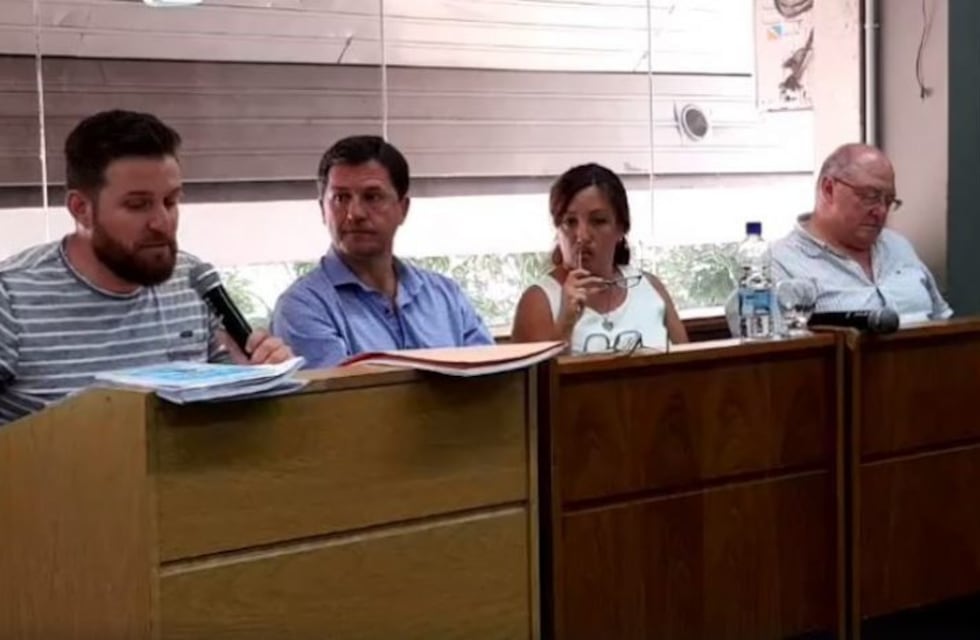 Primera Sesión Extraordinaria del Concejo Deliberante de Arroyito con fuertes cruces