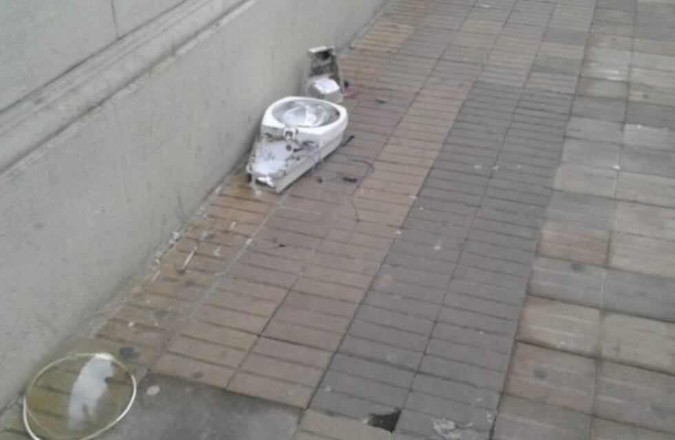 Camión chocó contra un poste de luz, se desprendió el plafón e hirió a una mujer