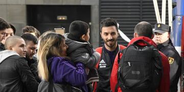 GRAF5184\u002E MADRID, 11/12/2018\u002E- El delantero argentino del River Plate, Ignacio Scocco (c), esta tarde a su salida del Hotel Eurostars de Madrid\u002E El equipo argentino, campeón de la Copa Libertadores, viaja hoy a Dubai donde disputará el Mundial de clubes\u002E EFE/ Victor Lerena madrid españa ignacio scocco futbolistas river plate partida de españa futbol futbolistas river plate