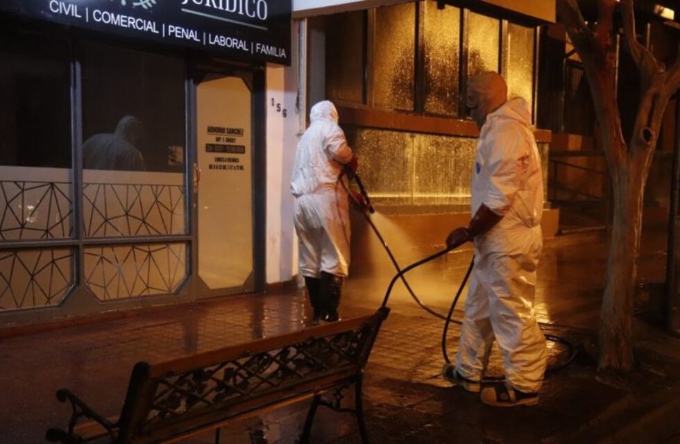 Continúan las desinfecciones en espacios públicos de Carlos Paz