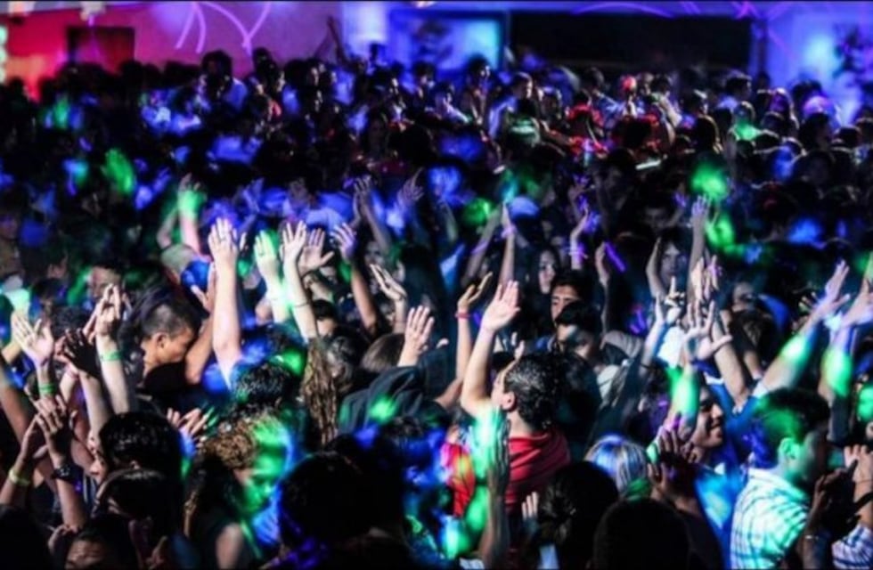 Escándalo en un boliche: filtran un video en el que chicas se desnudan a cambio de tragos