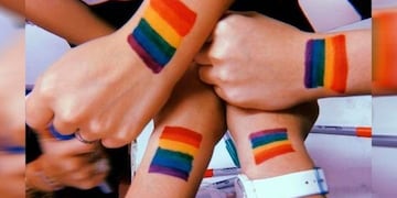 Jóvenes con banderas LGBT pintadas en sus manos (Web)
