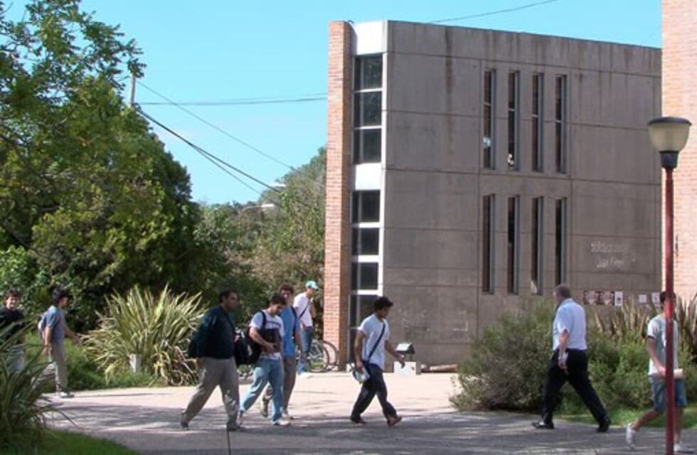Polémica en la Universidad de Río Cuarto: un profesor orinó frente a la cámara en una clase virtual