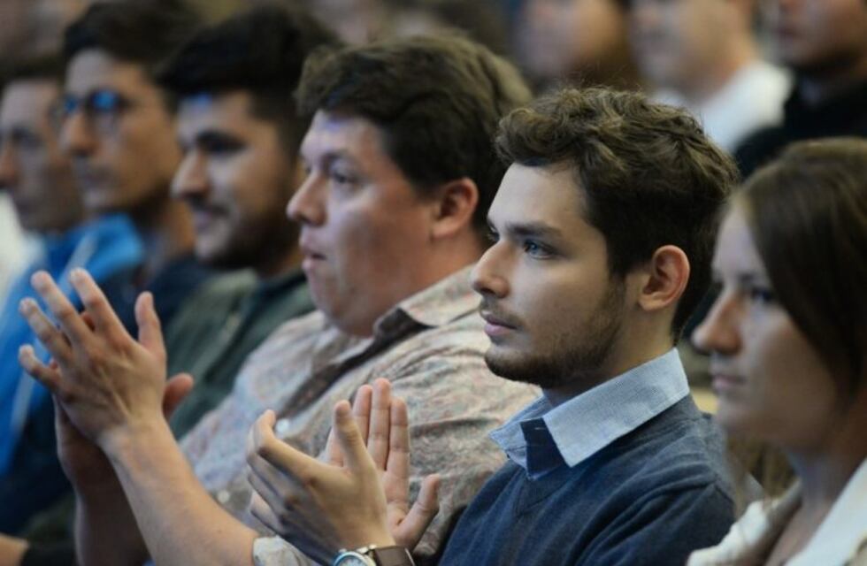 300 Tutores Pares recibieron este martes sus tarjetas de débito