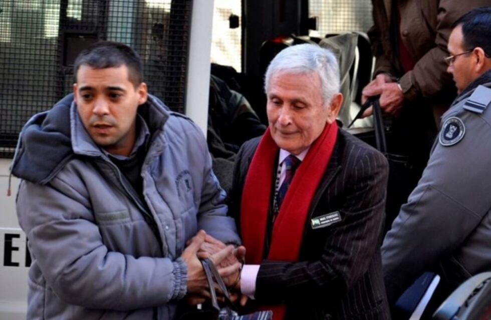 Miguel Etchecolatz fue trasladado a un hospital por problemas de salud