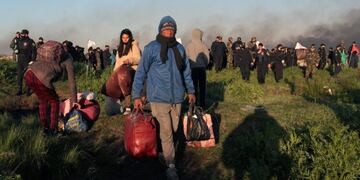 Squatters are evicted by the police in Guernica, Buenos Aires province, Argentina, on October 29, 2020\u002E - Violent incidents occurred Thursday between the police and hundreds of squatters during the eviction of a field in the southern outskirts of Buenos Aires\u002E (Photo by - / AFP)