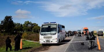 Nueve presos se fugaron de un minibús en Granadero Baigorria\u002E (Juan José García)