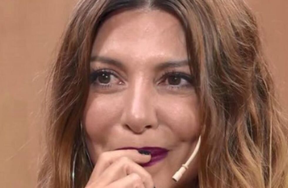 Mónica Ayos posó de espaldas para saludar a un amigo y acaparó todas las miradas