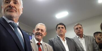 El santafesino (segundo desde la izquierda) decidió dar un paso al costado ante el avance de la causa\u002E