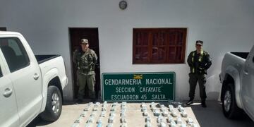 Encontraron 79 kilos de cocaína escondidos en dos camionetas en Cafayate