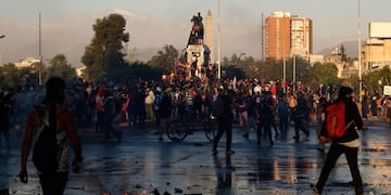 Personas se manifiestan este jueves en la decimotercera jornada de protestas en contra del Gobierno y en demanda de mejoras sociales de corte transversal a lo largo de todo el país, en la céntrica Plaza Italia de Santiago (Chile)\u002E EFE/Alberto Valdes