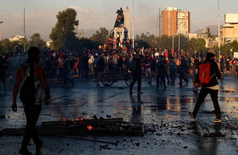 Miles de chilenos marcharon otra vez para exigir mejoras en los servicios sociales