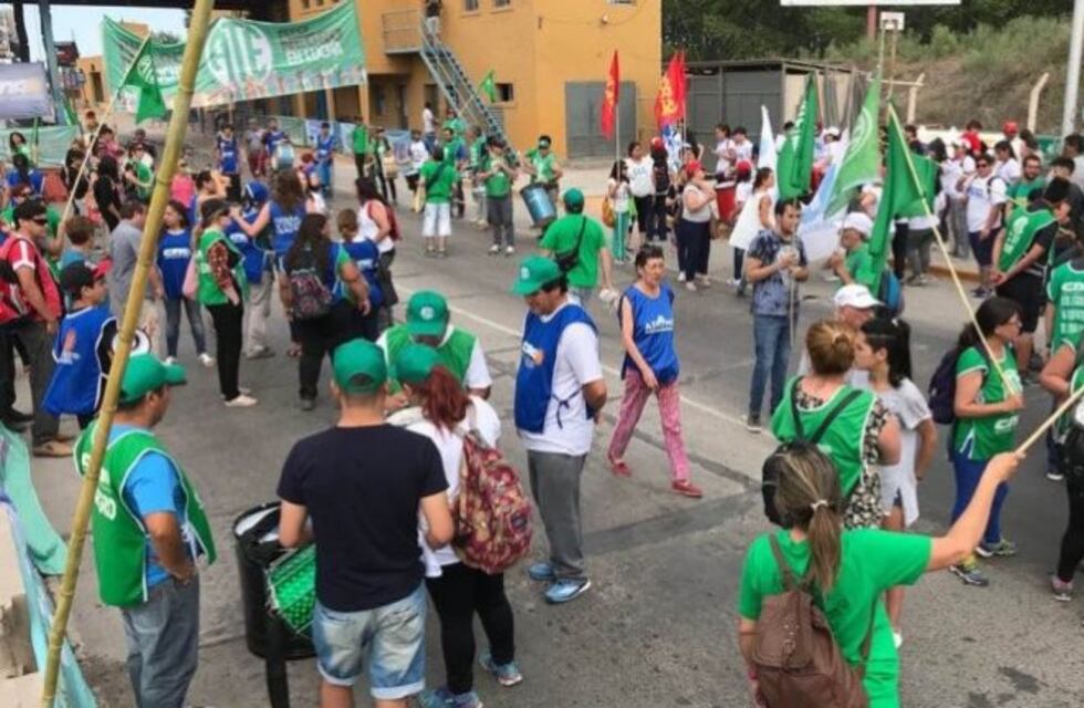 Los gremios bloquean de forma total los puentes