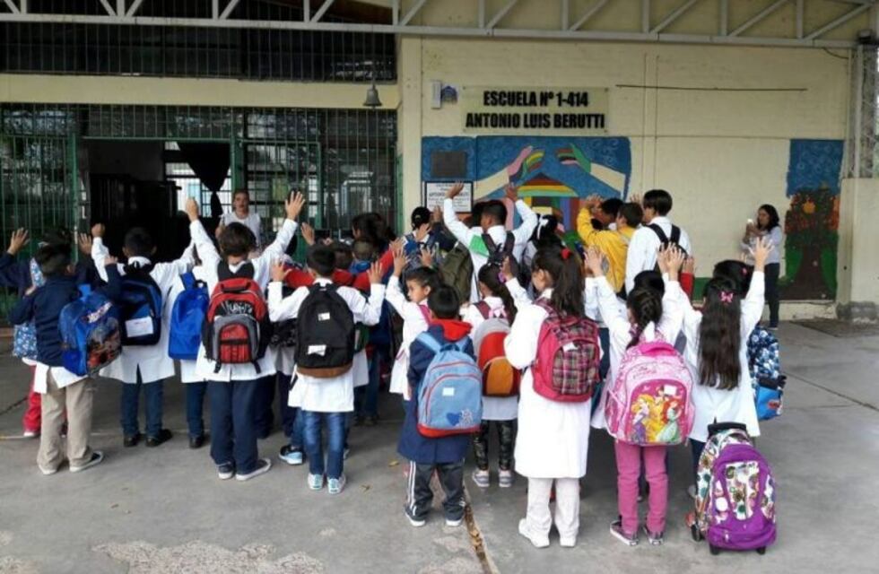Proponen atrasar una hora el ingreso a las escuelas