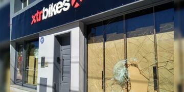 Así quedó el vidrio del local que fue asaltado en el centro neuquino\u002E