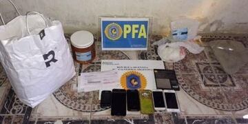 Se incautaron vehículos, teléfonos celulares, marihuana y sustancias de corte (Policía Federal Argentina)