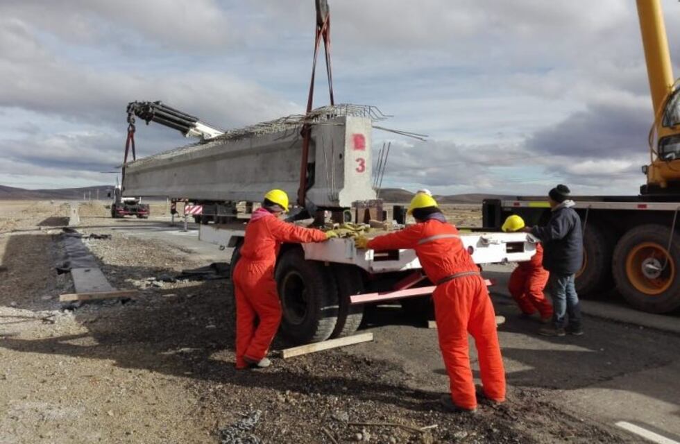Vialidad Provincial continúa con la construcción del puente en el acceso a Río Pico