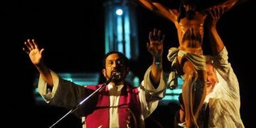 El sacerdote nacido en Sri Lanka tiene 71 años y vienen a verlo desde todos los rincones del país.