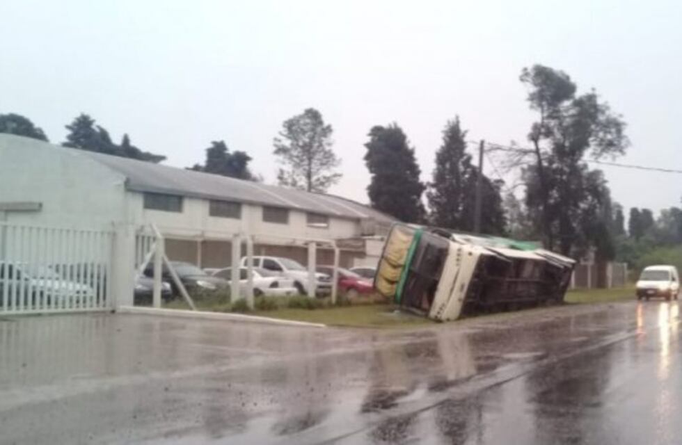 Un colectivo se dio vuelta por evitar un choque frente el Parque Industrial