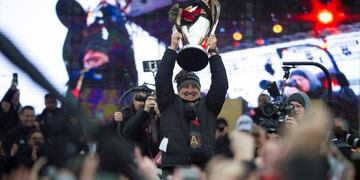 Dec 10, 2018; Atlanta, GA, USA; Atlanta United manager Gerardo Martino holds up the MLS Cup during the MLS CUP Champions Parade\u002E Mandatory Credit: Adam Hagy-USA TODAY Sports atlanta eeuu gerardo martino futbol campeonato mls cup