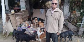 Ricardo dedica su vida a proteger a los perritos de la calle\u002E