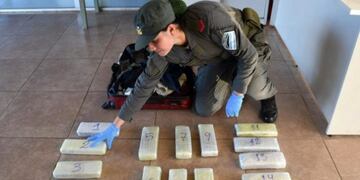 Una joven se dirigía desde Iguazú hasta Rosario con 12 kilos de marihuana en su valija\u002E