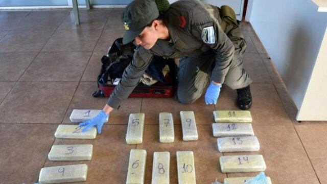 Una joven se dirigía desde Iguazú hasta Rosario con 12 kilos de marihuana en su valija\u002E